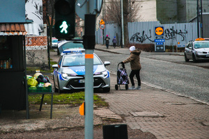 Na  zdjęciu policjanci i radiowozy podczas  działań bezpieczny pieszy