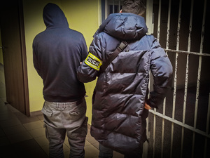 Zatrzymany prowadzony przez nieumundurowanego policjanta