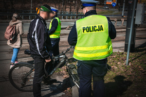 Na  zdjęciu policjanci podczas kontroli rowerzysty