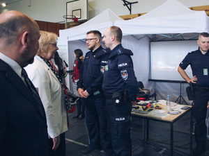 Policjanci zabrzańskiej komendy na targach edukacyjnych rozmawiają z uczestnikami targów