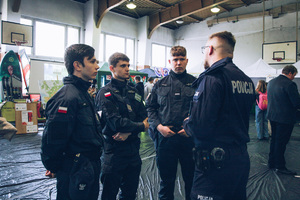 Policjanci zabrzańskiej komendy na targach edukacyjnych rozmawiają z uczestnikami targów