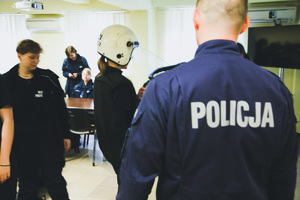 Uczniowie podczas spotkania z policjantami w zabrzańskiej komendzie
