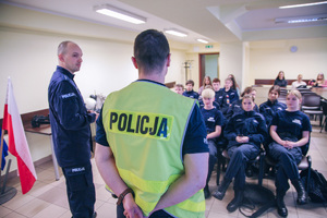 Uczniowie podczas spotkania z policjantami w zabrzańskiej komendzie
