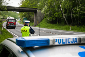 Na zdjęciu policjanci ruchu drogowego podczas prowadzenia kontroli na  drodze