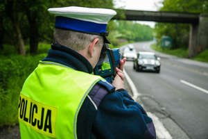 Na zdjęciu policjant ruchu drogowego podczas prowadzenia kontroli na  drodze