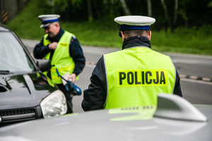 Na zdjęciu policjanci ruchu drogowego podczas prowadzenia kontroli na  drodze