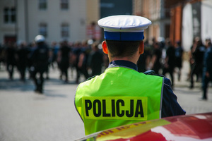 Policjanci podczas zabezpieczenia przemarszu kibiców