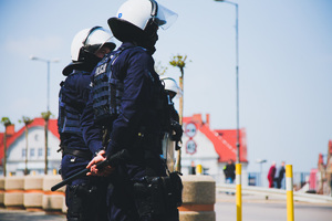 Policjanci podczas zabezpieczenia przemarszu kibiców