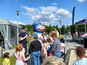 Policjanci podczas  pikniku rodzinnego