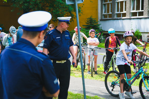 Policjanci podczas egzaminu na kartę rowerową