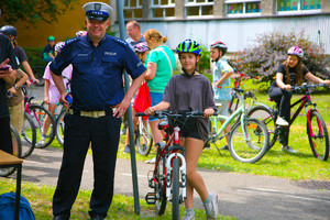 Policjanci podczas egzaminu na kartę rowerową