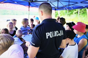 Zdjęcia kolorowe: Umundurowani policjanci przeprowadzający zajęcia profilaktyczne dla dzieci i młodzieży na terenie Kąpieliska Leśnego w Zabrzu.