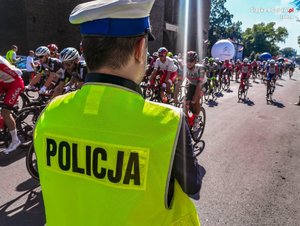 Policjant podczas zabezpieczenia wyścigu kolarskiego.