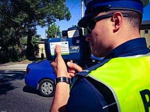 Policjant z miernikiem prędkości