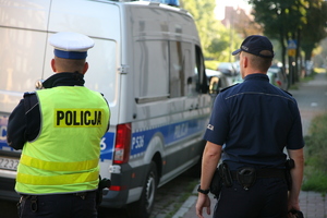 Policjanci podczas działań bezpieczna droga do szkoły.