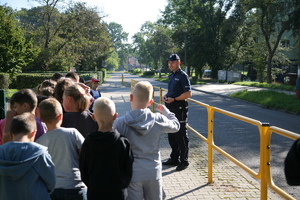Policjanci podczas działań bezpieczna droga do szkoły.