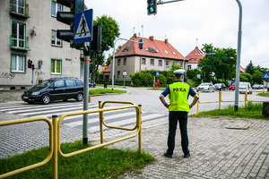 Policjant obok przejścia dla pieszych