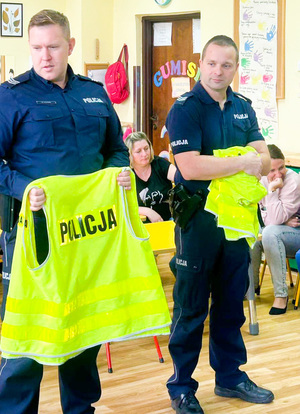Policjanci podczas spotkania z przedszkolakami
