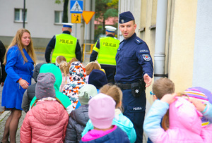 Policjanci na spotkaniu profilaktycznym z uczniami
