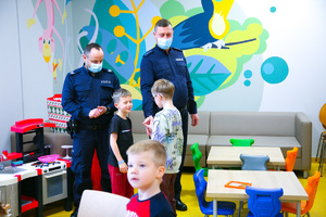 Policjanci podczas odwiedzin w Ślaskim Centrum Chorób Dziecka