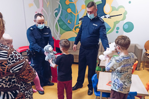 Policjanci podczas odwiedzin w Ślaskim Centrum Chorób Dziecka