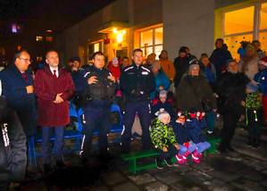 Dzielnicowi podczas spotkania z przedszkolakami na  jarmarku świątecznym.