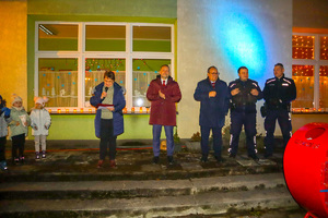 Dzielnicowi podczas spotkania z przedszkolakami na  jarmarku świątecznym.