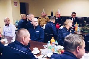 Na zdjęciu policjanci i goście na spotkaniu wigilijnym w komendzie.
