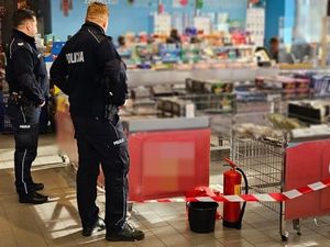 Zdjęcia kolorowe przedstawiające umundurowanych zabrzańskich policjantów dokonujących sprawdzeń punktów sprzedaży petard i fajerwerków.