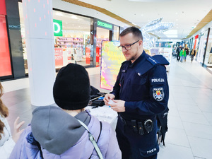 Zabrzańscy policjanci podczas zabezpieczenia i działań profilaktycznych w trakcie finału Wielkiej Orkiestry Świątecznej Pomocy.