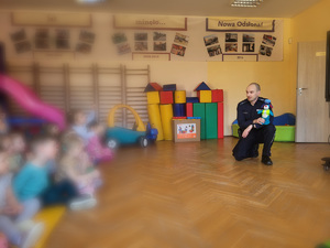 na zdjęciu policjant podczas  zajęć w przedszkolu