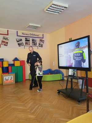 na zdjęciu policjant podczas  zajęć w przedszkolu