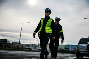 Na zdjęciu Policjant drogówki podczas kontroli prędkości na drodze