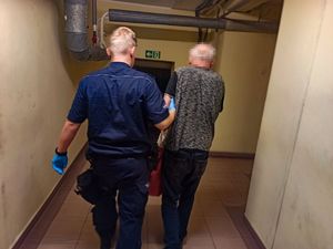 Policjant prowadzi zatrzymanego