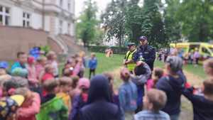 na zdjęciu dzieci i policjanci