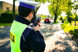 Policjant podczas pomiaru prędkości