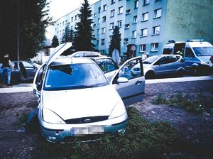 Zatrzymany samochód po pościgu.