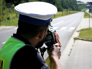 Policjant prowadzi pomiar prędkości