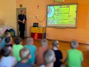 Policjant podczas zajęć w przedszkolu