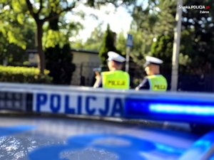 Policjanci podczas kontroli na drodze