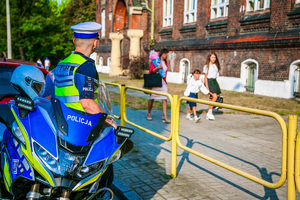 Policja patrolu przy szkole podstawowej