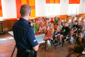 Policjant podczas prelekcji w szkole