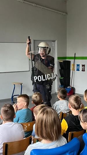 Policjanci podczas spotkania z uczniami