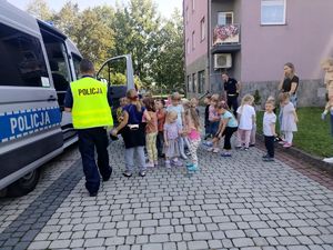 Na zdjęciu policjanci podczas wizyty w przedszkolu