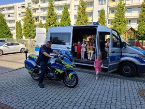 Na zdjęciu policjanci podczas wizyty w przedszkolu