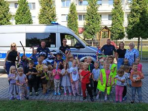 Na zdjęciu policjanci podczas wizyty w przedszkolu