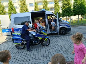 Na zdjęciu policjanci podczas wizyty w przedszkolu