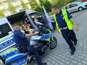 Na zdjęciu policjanci podczas wizyty w przedszkolu