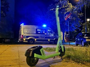 Na zdjęciu hulajnoga i radiowóz