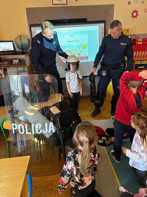 Policjanci podczas spotkania z dziećmi